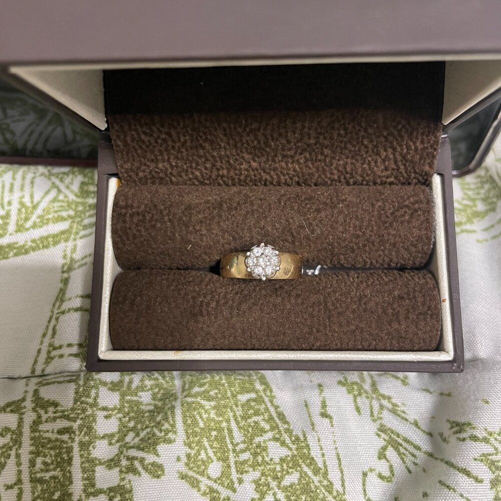 BRAND NEW!! 14k gold ring with diamond gem at the center.
